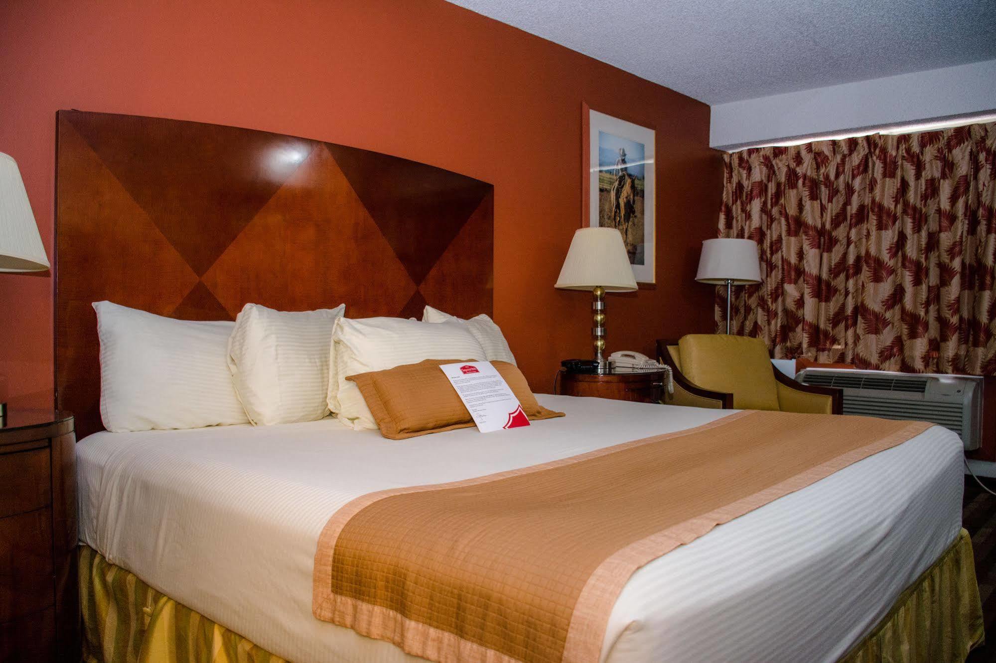 Ramada By Wyndham Medicine Hat Exterior foto